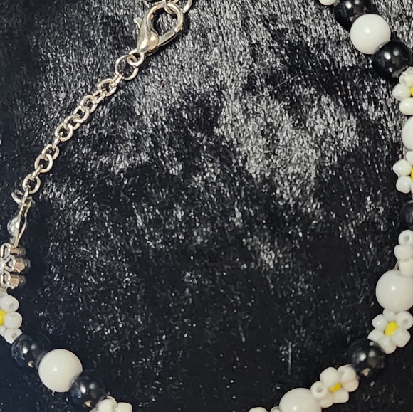 Daisy Beaded Earrings & Bracelet Set - Picture 8 of 8